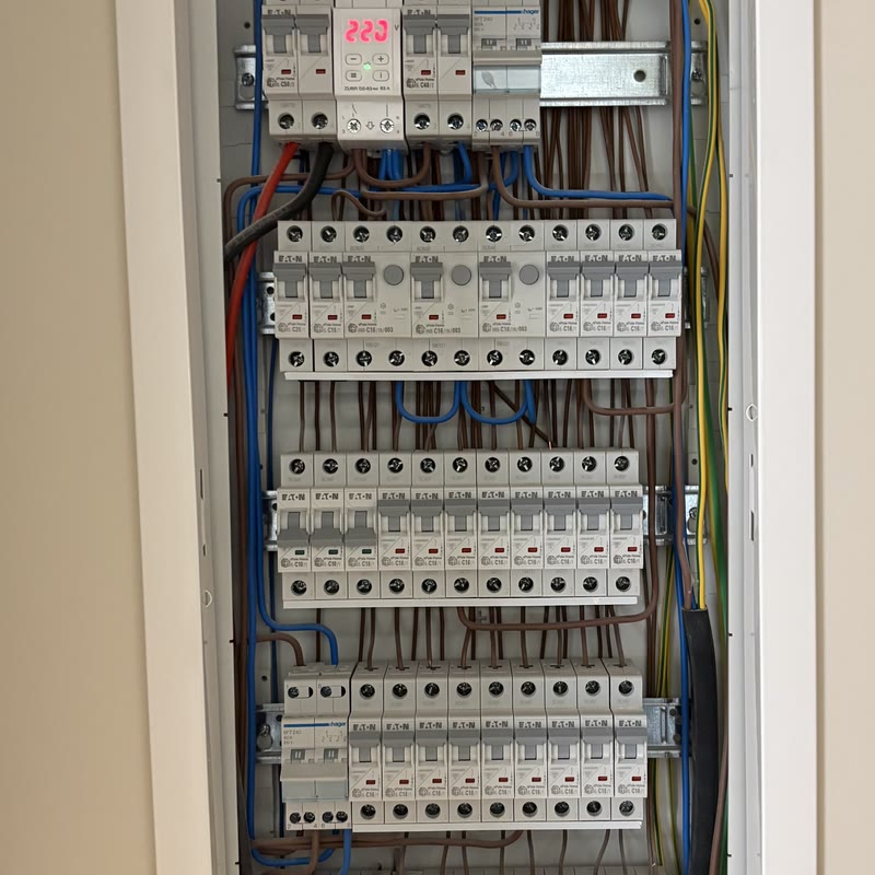 Професійно зроблений щиток після встановлення інвертора Deye 12 кВт та батареї 15 кВт*год