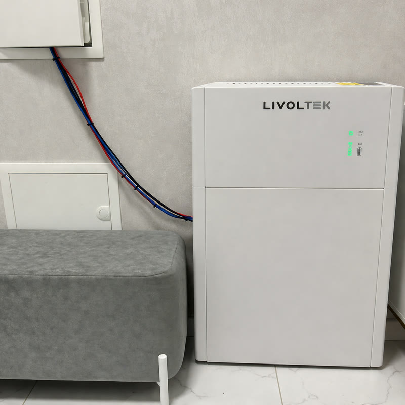 Система Livoltek встановлена на підлозі квартири — без отворів у стінах